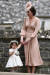 여동생의 결혼식에 참석한 케이트 미들턴 왕세손빈이 딸 샬럿 공주 손을 잡고 있다. 샬럿 공주는 이날 오빠 조지 왕자와 함께 화동으로 나섰다.