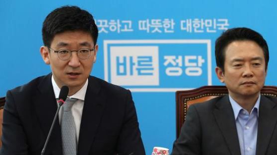 [포토사오정]바른정당 김세연 총장, 자유한국당 의원들 향해 '귀순'을 권하다.
