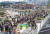 ‘서울로 7017’ 개장 이틀째인 21일 오후 시민들이 공중 정원에서 산책하고 있다. 이틀 동안 25만 명(오후 5시 현재)이 이곳을 찾았다. [장진영 기자]