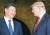 지난 4월 6일(현지시간) 정상회담 중인 도널드 트럼프 미 대통령(오른쪽)과 시진핑 중국 국가주석. / 사진. 중앙포토 
