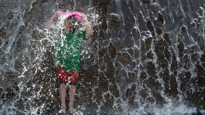  [서소문사진관]오늘도 초여름날씨…더위엔 물놀이가 최고! 