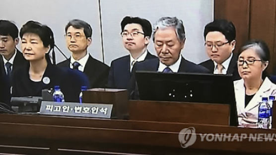 ‘40년 지기’ 박근혜 전 대통령·최순실 법정 조우