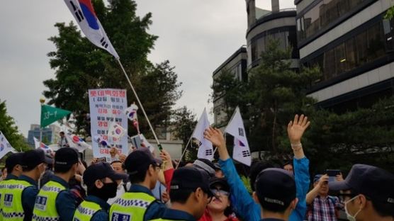 ‘진짜 죄인은 청와대에 있다’...피고인 박근혜 앞에서 오열하는 태극기