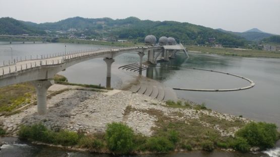 [단독]4대강 르포-남한강 여주 이포보를 보는 두 시선, "찾는 사람 늘고 홍수 예방" vs "환경 파괴"