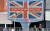 테러가 발생한 공연장 인근의 대형 광고판에 영국 국기와 ‘맨체스터를 위해 기도를(Pray for Manchester)’ 문구가 등장했다. [AFP=연합뉴스, 트위터 캡처]
