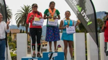 샌들에 긴 치마 입었는데...50㎞ 마라톤 우승한 여성