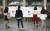 이화여대 제16대 총장 선거 1차 투표가 열린 24일 학생들이 서울 서대문구 이화여자대학교 ECC홀에서 투표 전 후보자들 정보를 살펴보고 있다.  임현동 기자
