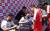24일 서울 강서구 가양레포츠센터에서 가진 팬사인회에서 사인을 하는 카일 워커(왼쪽)와 손흥민(가운데). 김지한 기자