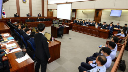 판사 “박근혜 피고인, 직업이 뭡니까” … “무직입니다”