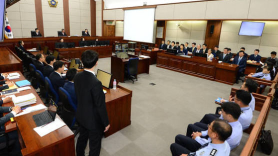 판사 “박근혜 피고인, 직업이 뭡니까” … “무직입니다”