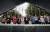 한국전에 참전했다 희생된 미국군 유가족들이 24일 파주시 임진각  평화누리 미국군 참전기념비에 헌화한 뒤 묵념하고 있다. 김상선 기자