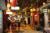 홍콩 올드타운 센트럴의 골목. 골목 한쪽엔 오래된 중국 음식점이, 다른 한쪽엔 서양 수제 맥주와 스테이크 파는 가게가 있다. 윤경희 기자
