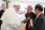교황청 특사 김희중 한국 천주교 주교회의 의장(오른쪽 둘째)이 24일(현지시간) 오전 성베드로광장에서 열린 프란치스코 교황(왼쪽 둘째) 알현 일반 미사에 참석한 후 교황을 직접 만나 문재인 대통령의 친서를 전달하고 있다. 교황은 문 대통령에게 줄 묵주를 선물로 전달했다. 맨 오른쪽은 성염 전 바티칸 대사. [사진 교황청]