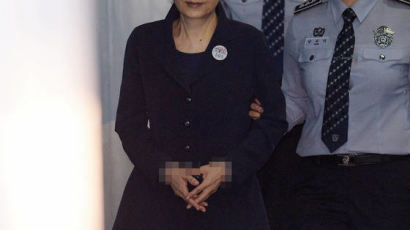 옅은 미소에 팔장낀 모습도…박 전 대통령, 두 번째 재판서는 덜 긴장