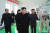 2015년 2월 5일 ‘화장품 덕후’로 알려진 김정은(왼쪽) 노동당 위원장이 평양화장품공장을 찾아 북한산 화장품의 품질을 고급화하라고 강조했다. [사진 노동신문]