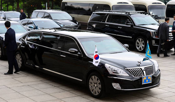문재인 대통령이 10일 국회 로텐더홀에서 제19대 대통령 취임식을 하고 있을때 대통령 전용차량이 주차되어 있다.