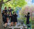 평양 대동문 인근에서 핸드폰 사진을 찍고 있는 북한 여고생들. 손으로 하트모양을 만든 친구들을 핸드폰으로 찍는 학생의 모습이 진지해보인다. [Sejin Pak 페이스북] 