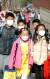 미세먼지 오염을 피하기 위해 마스크를 착용하고 등교하는 어린이들 [중앙포토]