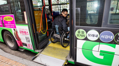 장애인이 저상버스 탔는데 기사는 안전조치 소홀…인권위 "차별"