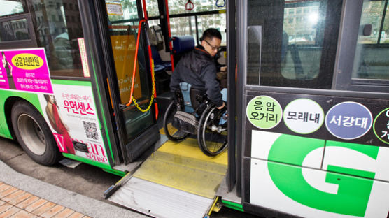 장애인이 저상버스 탔는데 기사는 안전조치 소홀…인권위 "차별"