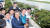 문재인 대통령이 지난해 8월 부산·경남 지역 국회의원들과 함께 부산 낙동강 유역을 찾아 녹조 실태를 파악하고 있는 모습.
