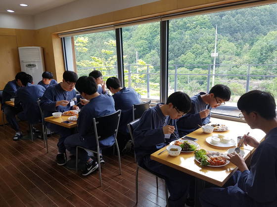 독방에 들어가기 전 점식을 먹는 학생들. 박진호