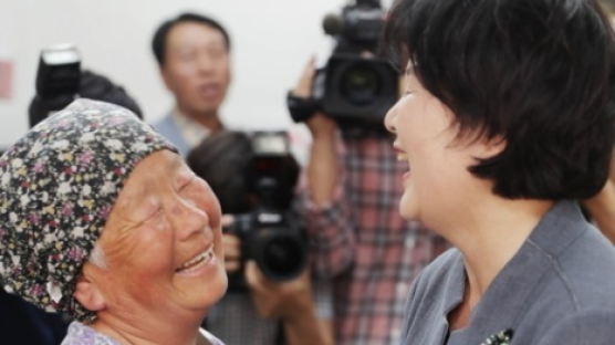 "당선되면 꼭 다시 올게요" 유권자와 약속지킨 김정숙 여사 