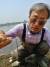 여주환경운동연합 신재현 집행위원이 남한강 바닥 펄에서 나온 실지렁이를 보여주고 있다. 김민욱 기자