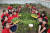 지난 25일 오전 서울 응암초 4학년 1반 학생들이 옥상텃밭에서 손수 키운 채소를 수확하고 있다. 이 학교는 전체 학년에서 '텃밭교육'을 한다. 김경록 기자