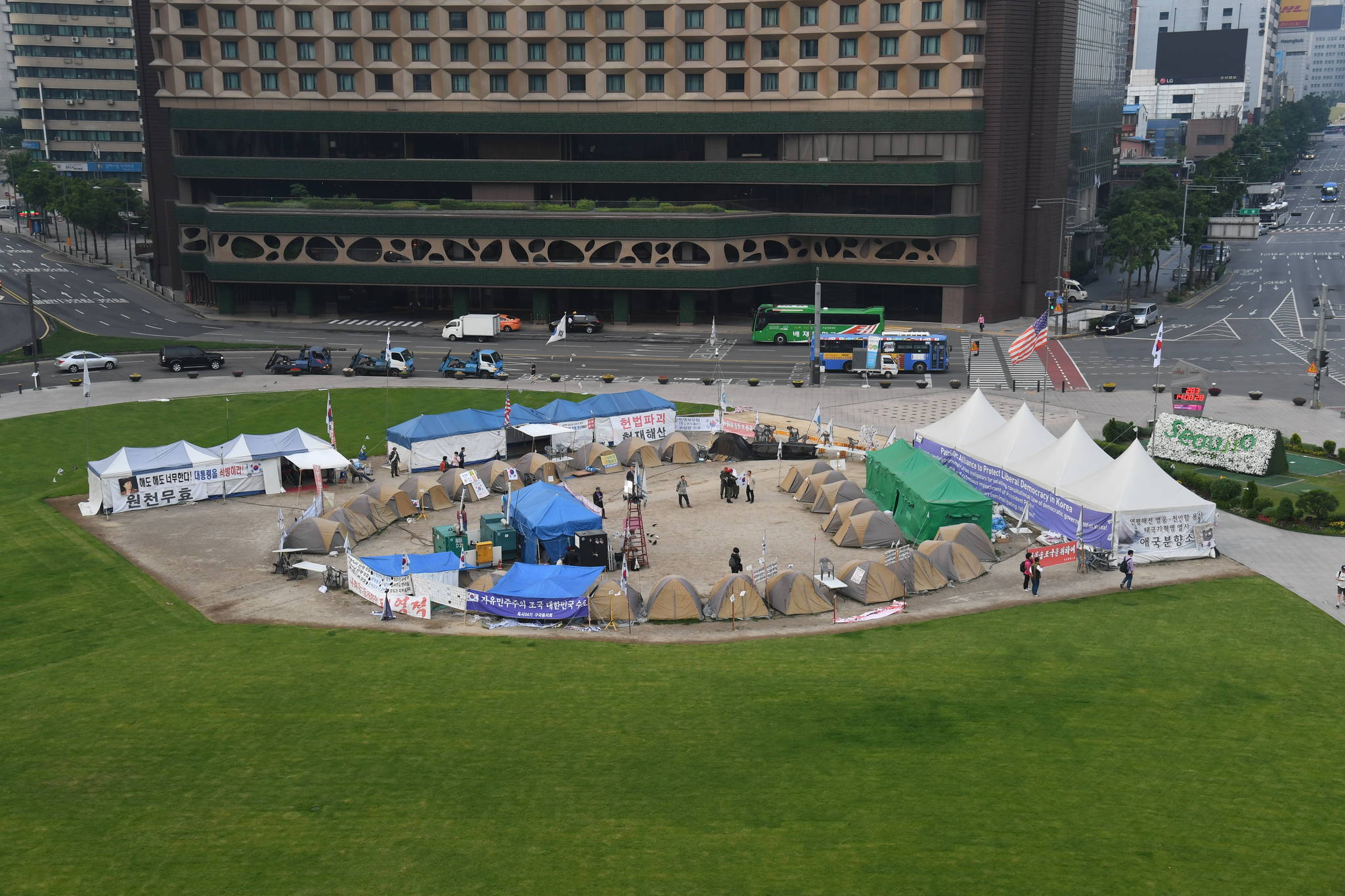 서울광장을 점거한 불법 텐트촌의 모습. [서울시]