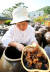 함씨네밥상 함정희(64·여) 대표가 담근 지 10년 된 간장 독에서 소금 결정체를 바가지로 퍼올리고 있다. [프리랜서 장정필] 