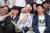 제12회 제주포럼에 참석한 원희룡 제주도지사(오른쪽)가 ‘칭찬해! 우리 청춘’ 세션에서 제주 대정여고 학생들과 기념사진을 찍고 있다. [전민규 기자]