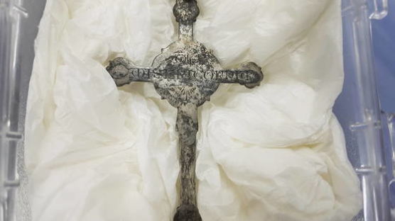 인천에 묻힌 미국인의 묘에서 100년도 넘은 십자가가 발견된 사연