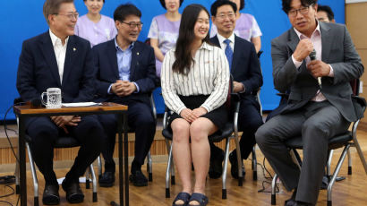[포토사오정]배우 박철민, 문재인 대통령 앞에서 주먹을 휘두른 이유는?