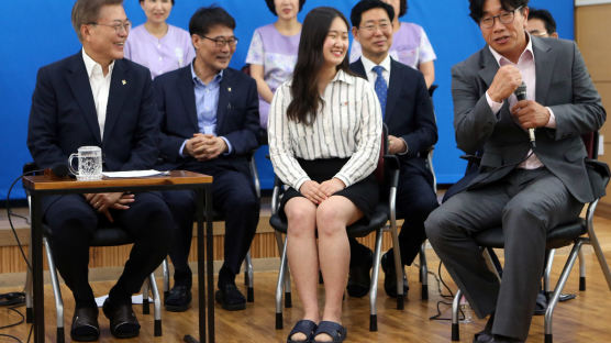 [포토사오정]배우 박철민, 문재인 대통령 앞에서 주먹을 휘두른 이유는?