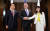 지난 3일 싱가포르 샹그릴라 호텔에서 열린 제16회 아시아 안보회의에서 한ㆍ미ㆍ일 국방장관 회담에 앞서 한민구 국방부 장관(왼쪽)이 제임스 매티스 미 국방부 장관, 이나다 도모미 일본 방위상과 악수를 하고 있다. [사진 국방부]