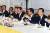김영삼 전 대통령은 집권 기간 내내 재벌과 우호적인 관계를 유지했다. 1993년 7월 2일 김 전 대통령이 재계 인사들을 청와대에 초청해 식사를 하고 있다. 