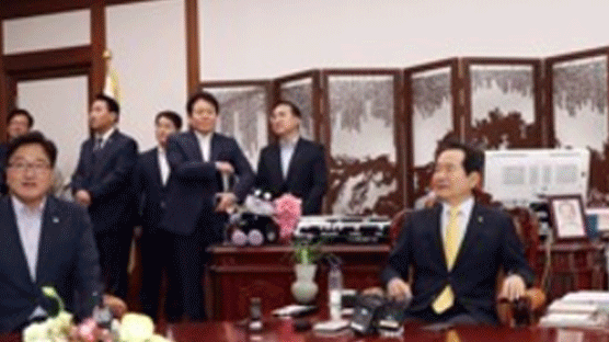 국회의장-여야, 8·15 이산가족 상봉 결의안 합의·추진…한국당은 불참 