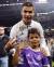 호날두가 지난 4일 유럽 챔피언스리그 우승 후 아들 크리스티아누 호날두 주니어와 함께 개인통산 네번째 우승을 의미하는 손가락 네개를 펼치고 있다. [호날두 인스타그램]