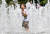 5일 오후서울 광화문 광장에서 한 어린이가 분수대 물을 맞으며 더위를 식히고 있다.조문규 기자