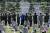 현충일을 하루 앞둔 5일 서울 동작동 국립서울현충원을 찾은 재향군인회원들이 전우들의 묘소를 참배하고 있다. 박종근 기자