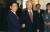 APEC 참석차 필리핀을 방문중인 김영삼 전 대통령이 하시모토 류타로 일본 총리와 정상회담에 앞서 악수를 나누고 있다.