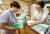 지난 1일 전남 고흥군의 병원 5층 병동에서 응급구조사(왼쪽)와 간호사가 함께 환자 의료 차트를 확인하고 있다. 간호사와 응급구조사의 복장은 색깔만 다를 뿐 큰 차이가 없다. 고흥=프리랜서 장정필