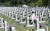 우은정(38.서울 신내동)씨가 7살 난 딸이 지켜보는 앞에서 할아버지 묘소에 절을 올리고 있다. 박종근 기자