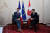 트뤼도 총리는 양말 하나로 패션 강국 프랑스의 젊은 리더 마크롱 대통령과의 패션 경쟁에서 앞섰다는 평을 받기도 했다. [사진 트뤼도 트위터]