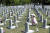 우은정(38.서울 신내동)씨의 7살 난 딸 신서연 양이 외증조 할아버지 묘소에 바칠 꽃다발을 들고 달려가고 있다. 박종근 기자