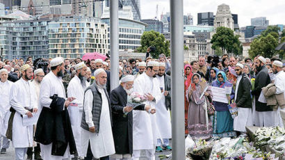 [사진] 이슬람도 런던브리지 테러 희생자 추모