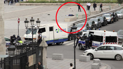  [서소문사진관]파리 노트르담 대성당 앞 괴한 망치로 경찰 공격…관광객들 총소리에 놀라 긴급 대피