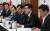 자유한국당 정우택 원내대표(오른쪽에서 두번째)가 6일 국회에서 열린 당 인사청문회대책회의에서 발언하고 있다. 오종택 기자