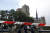 6일(현지시간) 망치를 든 괴한이 나타난 프랑스 파리 노트르담 대성당 앞에서 경찰들이 주변을 봉쇄하고 현장을 살피고 있다. [AP=연합뉴스]&nbsp;